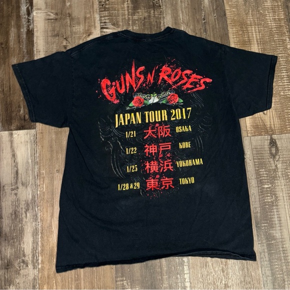Guns n Roses Japan Tour Band Tee Shirt 2017 rare htf large goggles swords - Picture 16 of 16